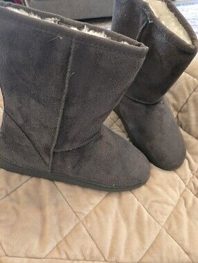 DAWGS 9" Microfiber Boots - Cream Faux Shearling. Never Worn-still Has Stuffing